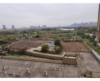 青山区一块1万平方米的闲置地变身停车场，方便周边居民停车