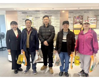 爱心年货进社区，爱心人士情暖江汉居民