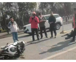 送餐途中遇交通事故，江夏“红骑侠”焦浩挺身救人！