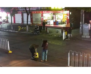 想给生意“开条路”，结果自己“走了歪路”！两店主因私拆护栏被拘