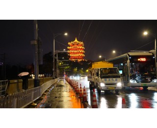 黄鹤楼见证武汉城管人预撒融雪剂保畅通的身影