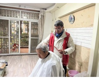 这群志愿者持续为高龄老人提供上门理发服务