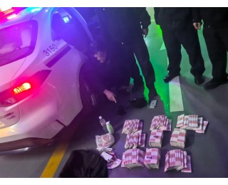 满满一桌子钱，一小时就追回了！