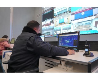 武汉下雪籽了，寒夜里他们护路桥保畅通