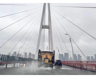 不等冰雪到，武汉10座桥梁开始预撒融雪剂