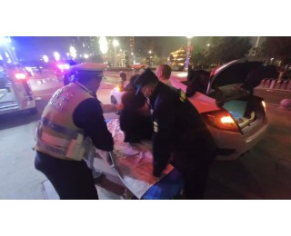 警灯闪烁护航生命，武汉江夏交警紧急护送患者就医