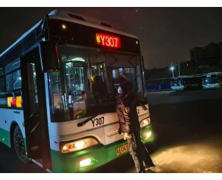 寒潮“冻”真格 ，公交“暖”出行，长江新区城管守护市民平安出行