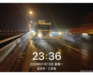 下雪籽近2个小时后，武汉三环线雪滚车上路“飞雪”