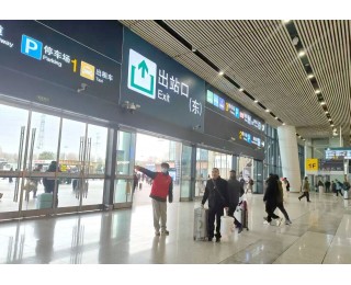 武汉站预计发送旅客424.9万人次，除原有的3个社会停车场外，还协调新增了5个社会停车场（1400个停车位）