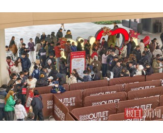 “鸡排哥”来武汉了,现场已排起了长队，有游客为鸡排哥多待一天