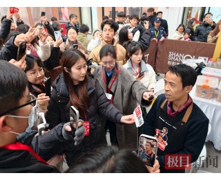 清晨开车带着鸡排赶到武汉，“鸡排哥”接受极目新闻独家专访：想吃热干面，游黄鹤楼！