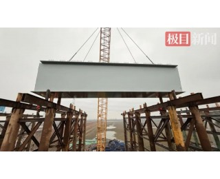黄黄改扩建三标蕲河特大桥主桥首节钢箱梁吊装