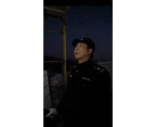 春节工地守门人|“其实我也想回家，但工地不能没有人啊！”