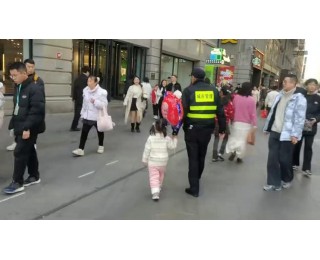 江汉路上的城管队员客串“奶爸”，助3名走失女童重回父母怀抱
