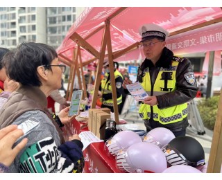 洪山交警：践行雷锋精神，守护“银龄”出行
