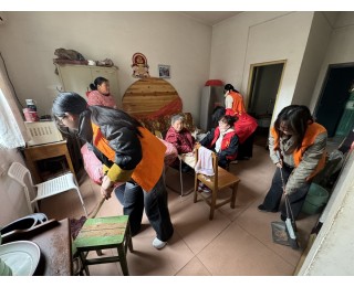 青春暖夕阳！洪山街道井岗社区联合高校志愿者开展学雷锋敬老活动