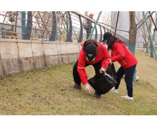 武汉“长江卫士”开展公益行动传承雷锋精神