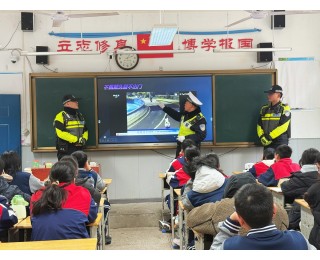 青山交警“交通安全第一课”：多校联动，共筑校园出行安全防线