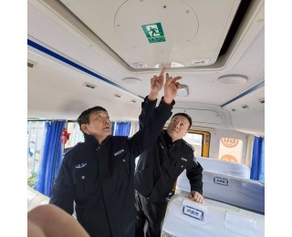 光谷交警开展校车安全专项大检查，拧紧校车“安全阀”！