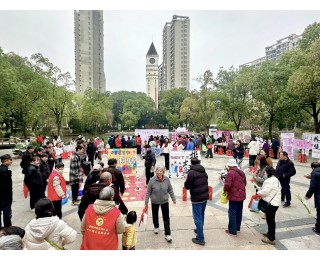 “AI照相馆”现身社区游园会，武汉一社区用科技为女性居民定格节日瞬间