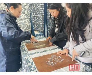 “蓝”染芳华，巾帼巧手印初心