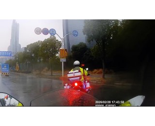 雨中疾驰！江岸交警紧急护送眼伤患者赶到医院救治