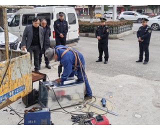 餐饮店油烟扰民引来怨气，城管“借”来登高车架起邻里情