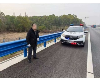 驾驶员报警：高速公路上有人骑车，交警立即赶去