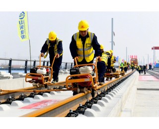 济滨高铁进入全线铺轨作业阶段