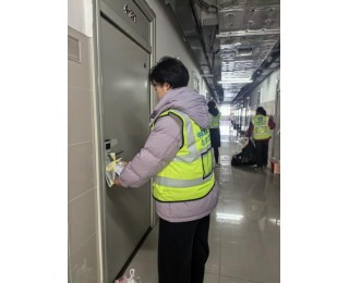 为减少噪声打扰学业，洪山区一工地将2400余套“静音装备”赠送大学生