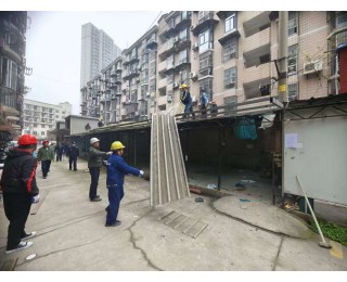 硚口城管进社区开展集中拆违攻坚行动 5处吊脚楼等违建应声被拆除