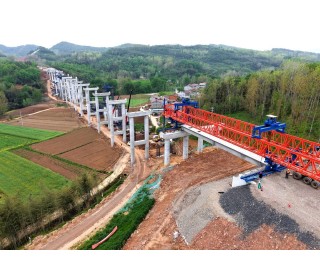 “金三角”硬联通+1！平宜高速襄阳段成功架设首片箱梁