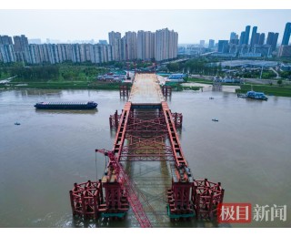 武汉市江汉十桥钢箱梁顶推过半