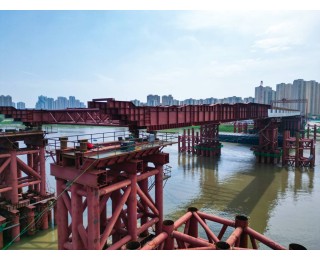 钢箱梁顶推过半 武汉江汉十桥预计明年6月通车