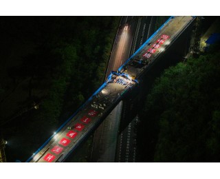 邵永高铁控制性工程刘家院子跨二广高速特大桥连续梁合龙