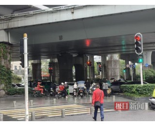 极目帮办丨过街约30米设有3组红绿灯且信号不同步，武汉交警回应将优化信号，设“行人过街绿波带”