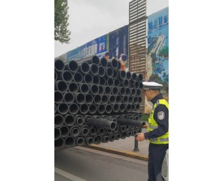 货车尾部惊现“多管连排”，硚口交警及时消除隐患