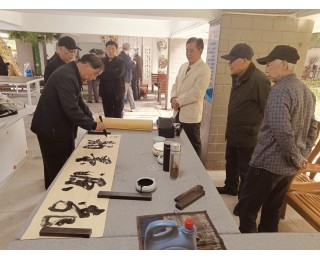 墨香飘进家门口，居民：平时来楼下学书法，很有意思