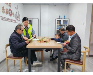 一叶含情凝巧思，新港暖意护耆年