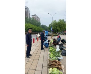 江夏区五里界“城管进社区”：划出200平方米便民服务点，定时定点供菜农卖菜