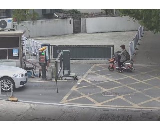 女子冲澡更衣时粉色手提包被盗！民警凭一个细节锁定嫌疑人