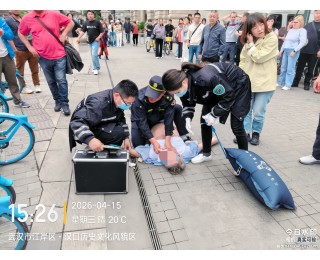 外国客商街头突发急症，武汉江岸城管队员紧急施救转危为安