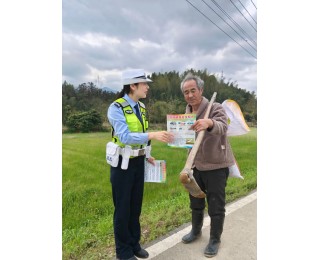 “大姐，请您戴好保命头盔！”交警把交通安全送到田间地头