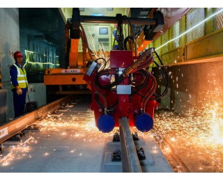 长三角一体化再提速 上海首条穿越长江轨道线轨道贯通