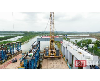 武汉江夏S101项目建设提速，三门湖特大桥钢箱梁成功首吊