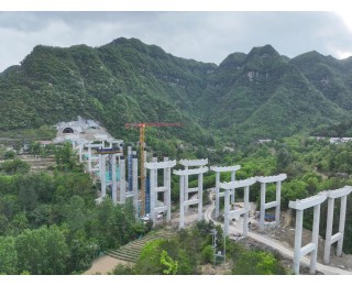 G5京昆高速汉广段扩容工程张河口1号隧道双幅贯通