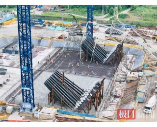 汉南长江大桥北锚碇盖板浇筑完成