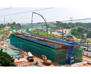 深圳机荷高速改扩建工程浇筑首块现浇梁
