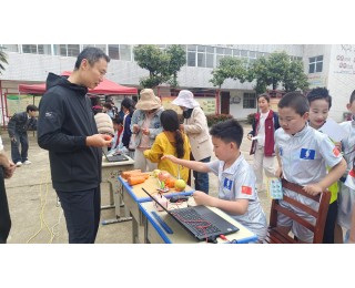 橙子、香蕉、苹果变成了会演奏的钢琴，校园科技节让乡村孩子眼界大开