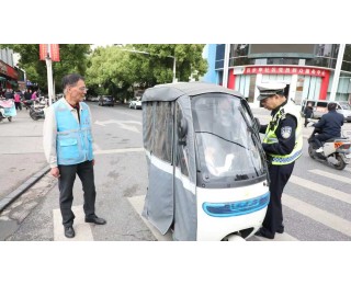 江岸交警携手百步亭派出所和百步义警，劝止电动自行车加篷打伞、“老头乐”上路